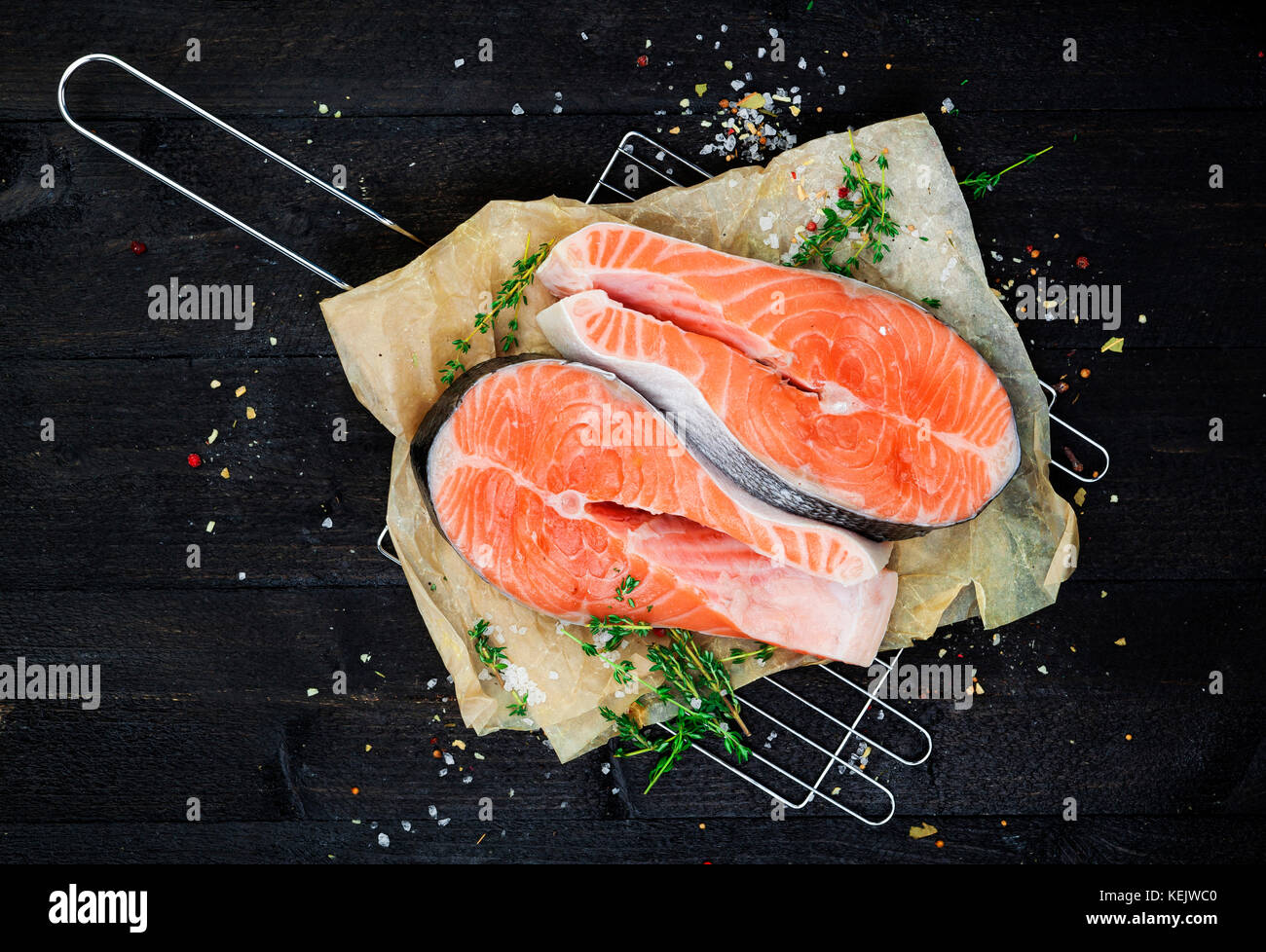 Filete de salmón en black mesa de madera vista superior Foto de stock