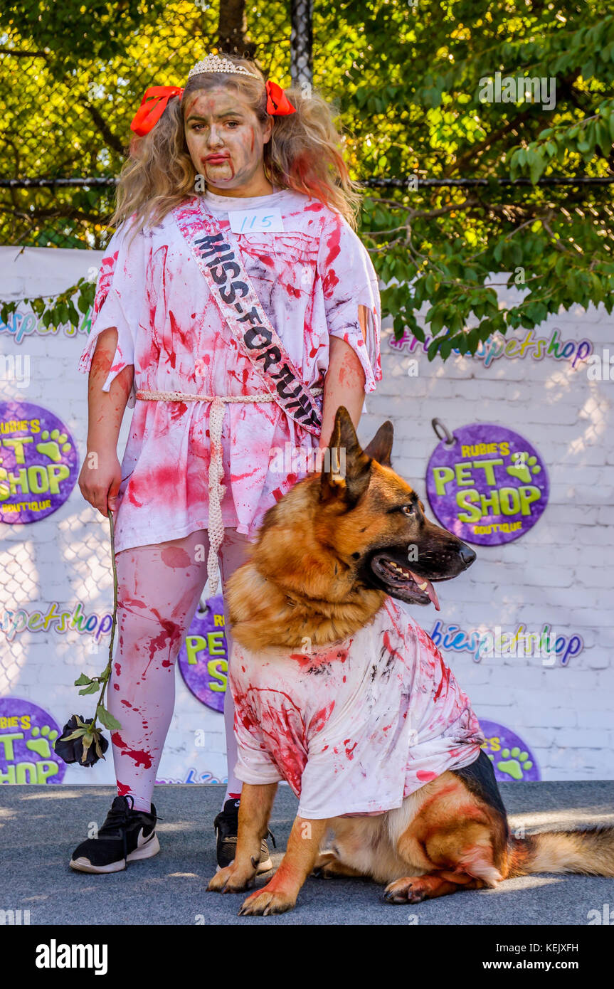 Nueva York, Estados Unidos. 21 oct, 2017. La 27ª anual de tompkins square  halloween dog parade fue celebrada el 21 de octubre de 2017; miles de  disfraces caninos y espectadores marcharon en