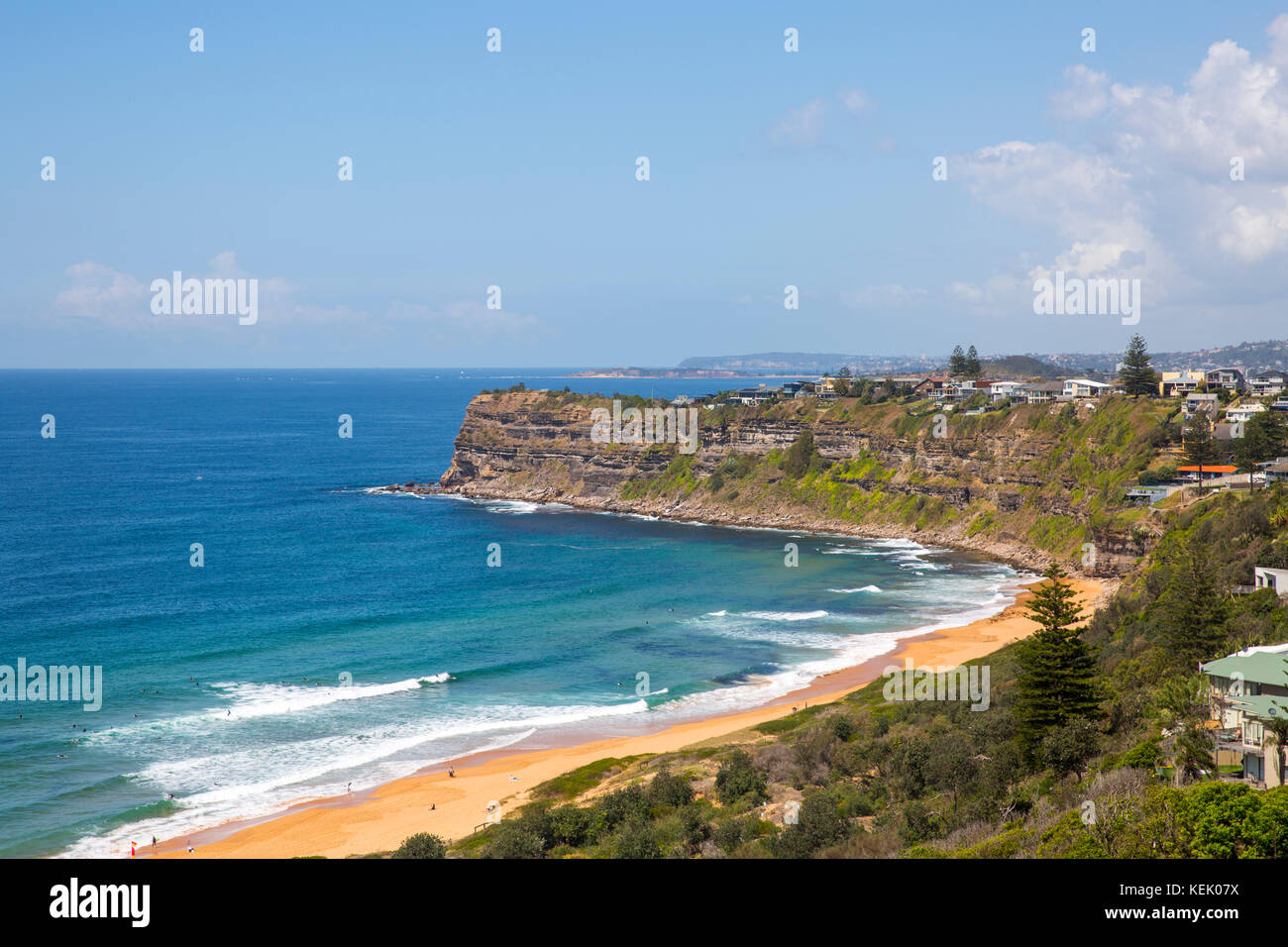 Vista de la playa Bungan en Newport, una de las playas del norte de Sydney, New South Wales, Australia Foto de stock