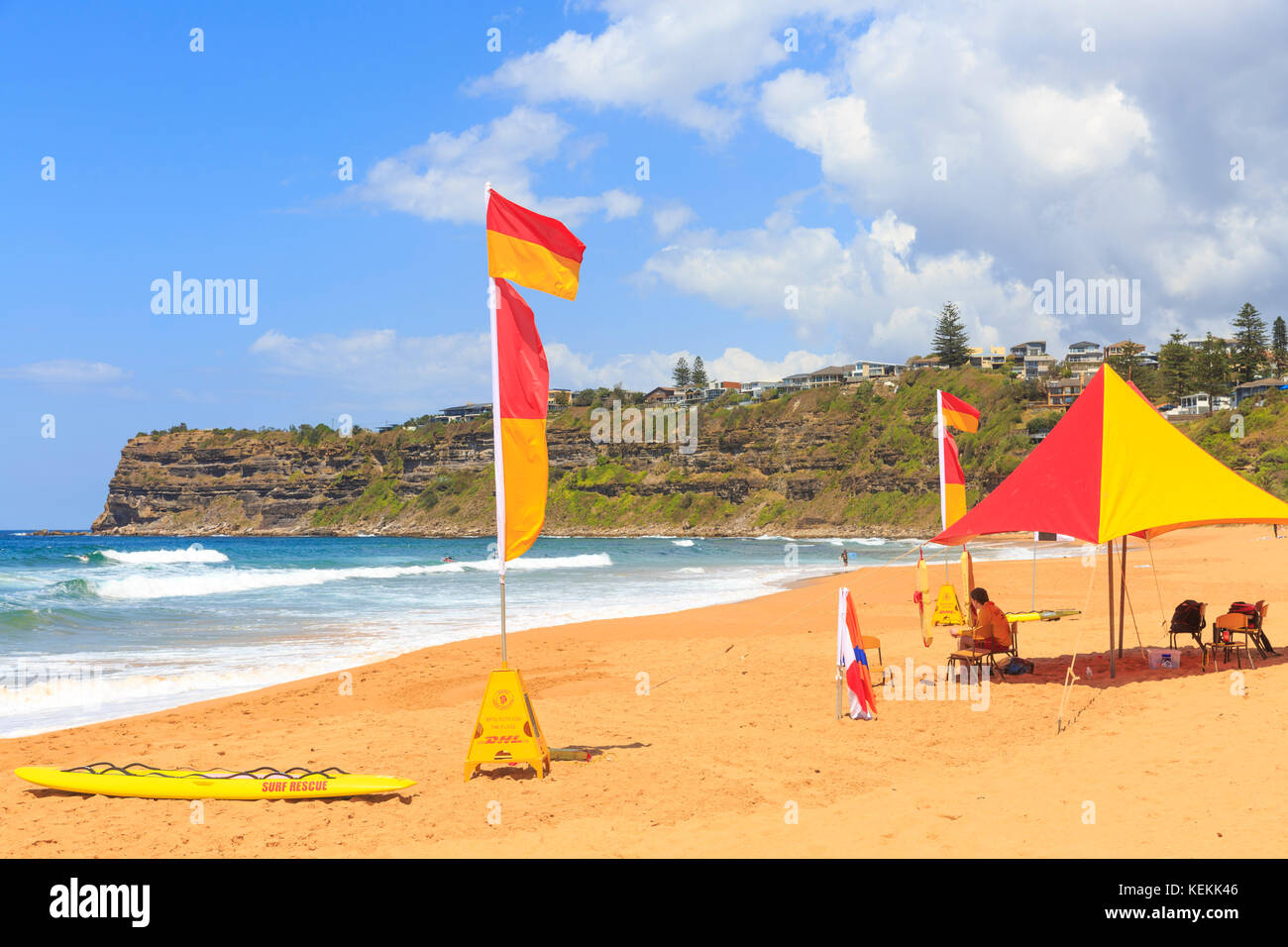 Surf salvavidas rescate en playa, playa Bungan Bungan es una popular playa de surf en las playas del norte de Sydney, Nueva Gales del Sur, Australia Foto de stock