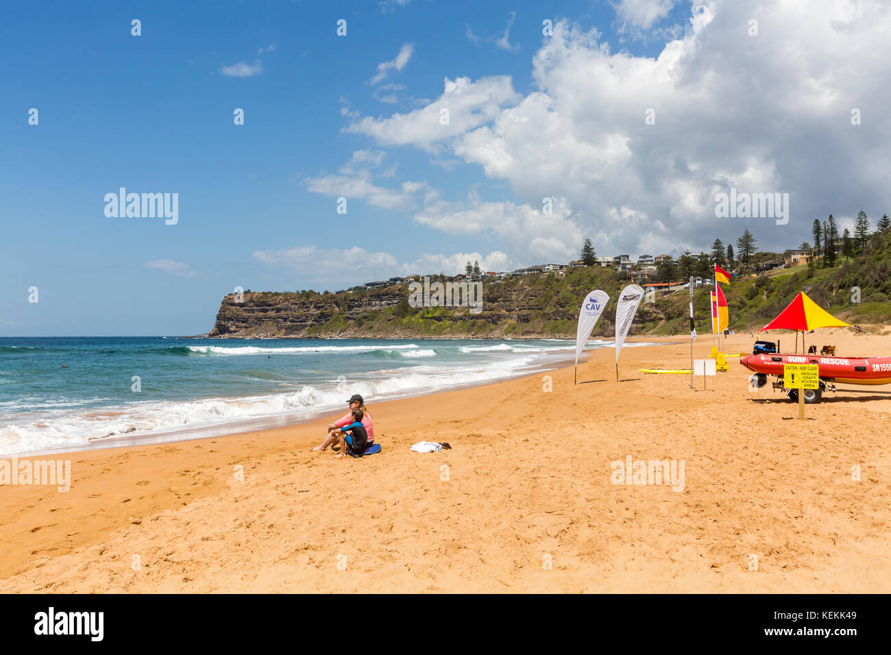 Surf salvavidas rescate en playa, playa Bungan Bungan es una popular playa de surf en las playas del norte de Sydney, Nueva Gales del Sur, Australia Foto de stock