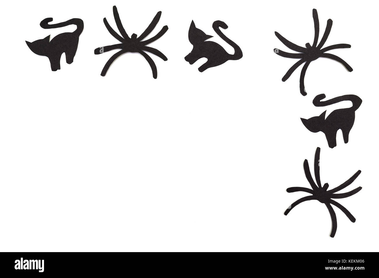 Siluetas de gatos negros y arañas tallada de papel negro están aislados en  blanco para la fiesta de Halloween. Concepto de Halloween Fotografía de  stock - Alamy