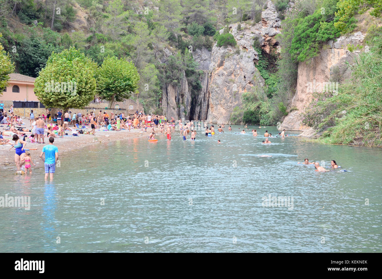 Vacaciones de verano. La gente en las aguas termales de Río Mijares.  Piscina, conocida como la primavera de la Baña, en montanejos (Castellón -  España Fotografía de stock - Alamy