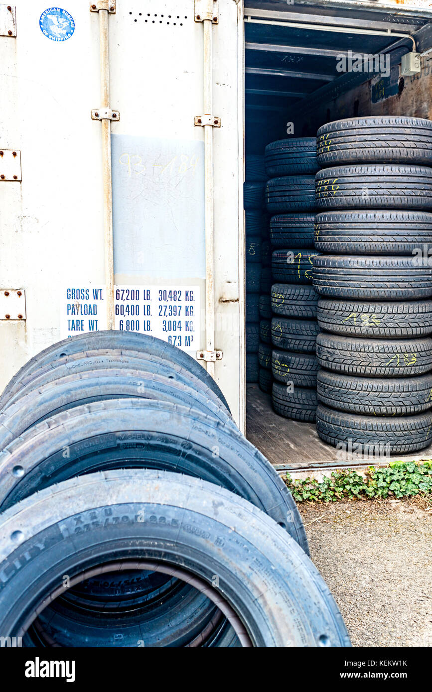 Montón de neumáticos viejos en una tienda Foto de stock