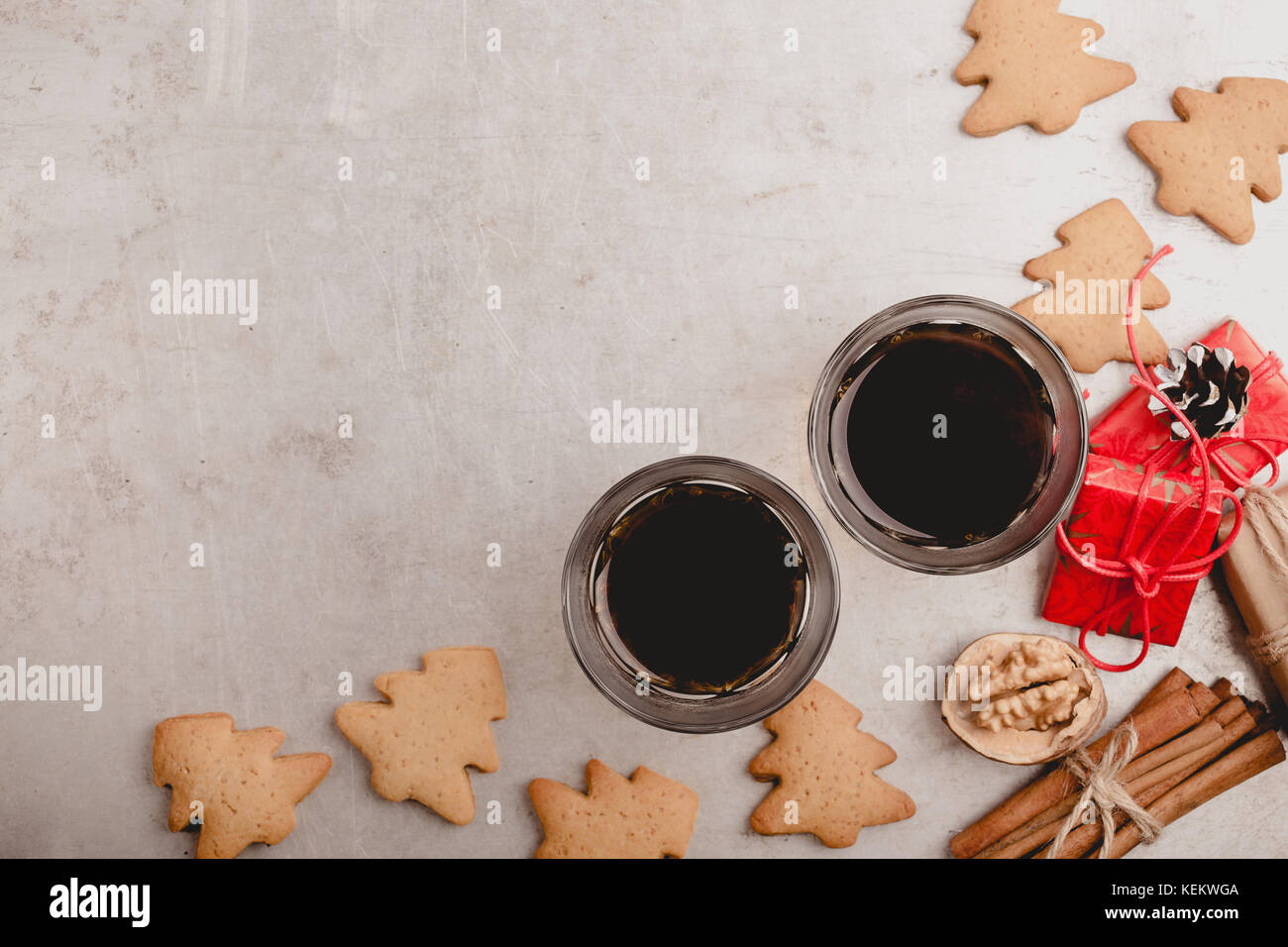 Dos vasos de café negro y galletas de jengibre sobre fondo gris con copia espacio vistos desde arriba. La navidad bodegón Foto de stock