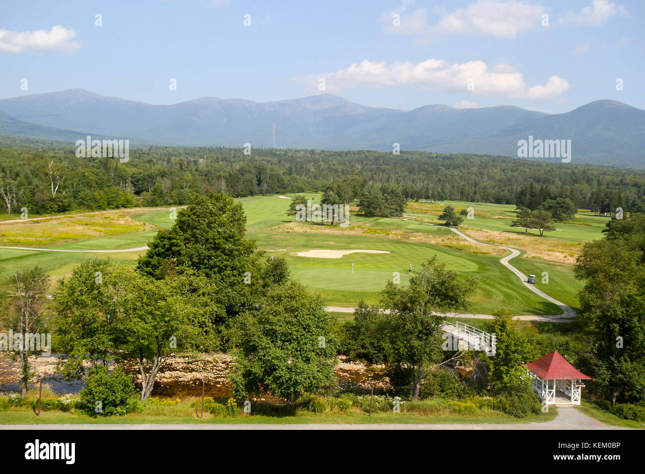 Vista al campo de golf y a las montañas detrás de la omni Resort Mount Washington, en Bretton Woods, New Hampshire, Estados Unidos Foto de stock