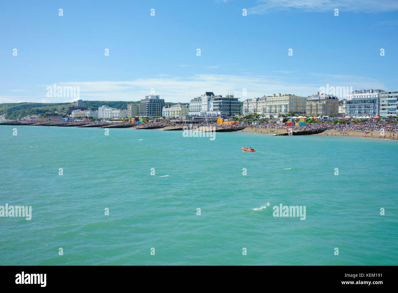 Vista desde la playa de Eastbourne Eastbourne Pier, durante la ola de