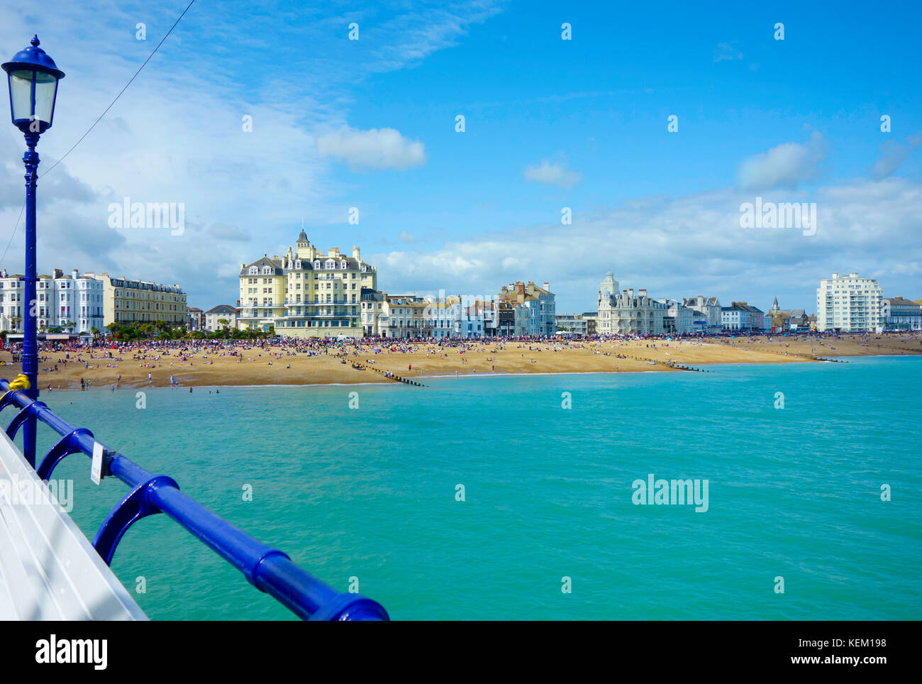 Vista desde la playa de Eastbourne Eastbourne Pier, durante la ola de