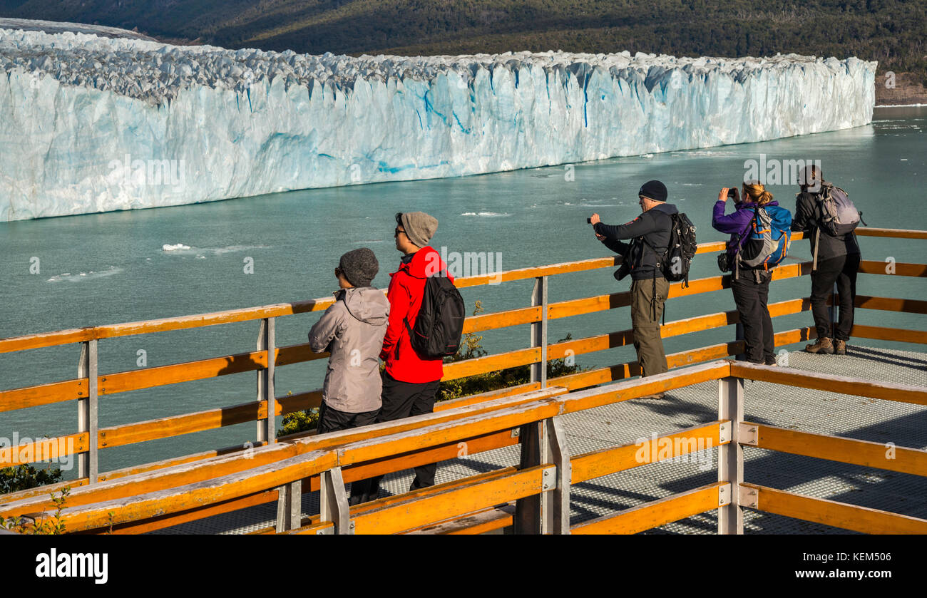 Visitantes que buscan en el Glaciar Perito Moreno, El Parque Nacional Los Glaciares, Patagonia, Argentina Foto de stock