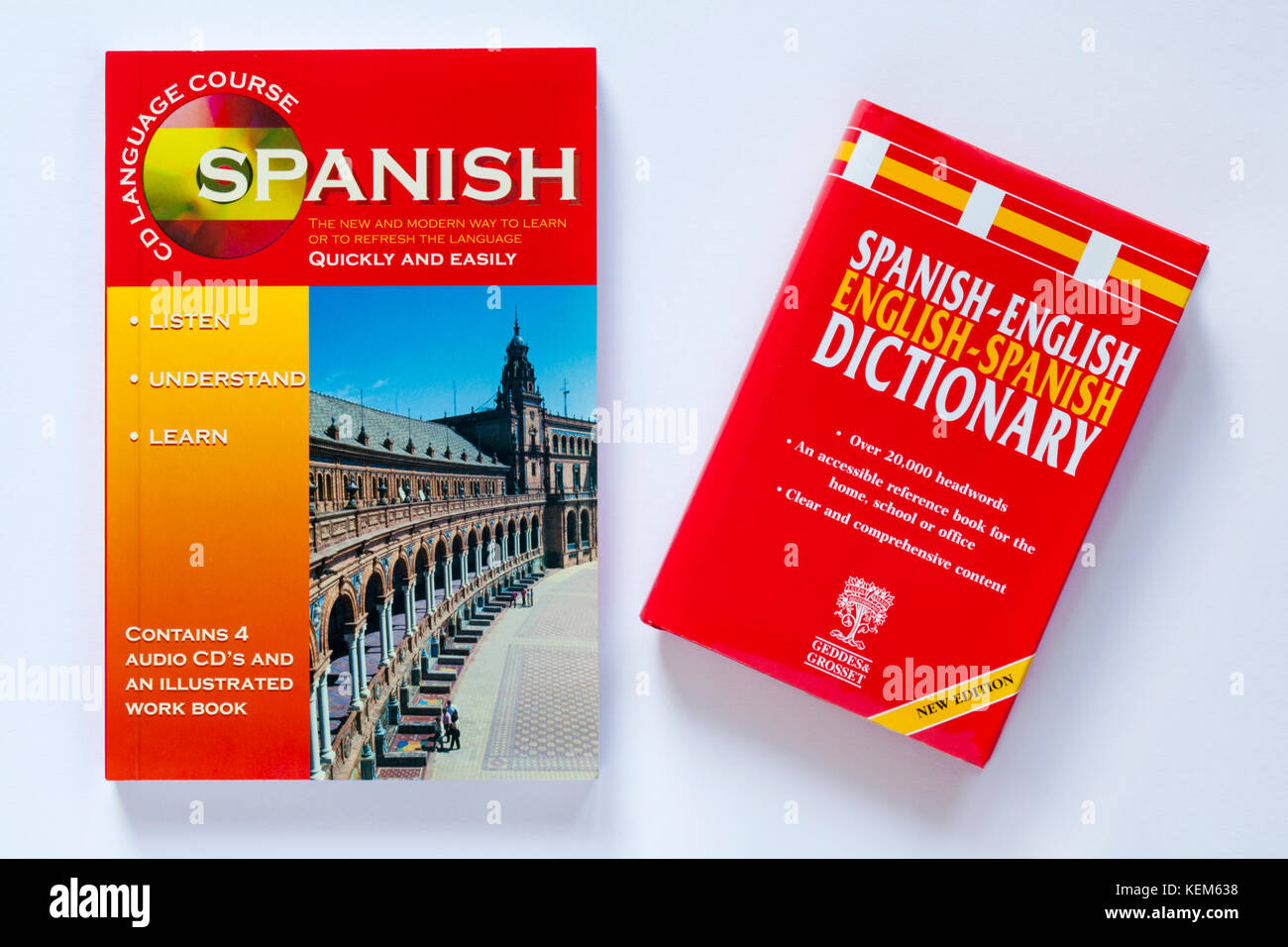 Curso de lengua española de CD contiene 4 CDs de audio y un libro ilustrado con diccionario inglés español aislado sobre fondo blanco. Foto de stock