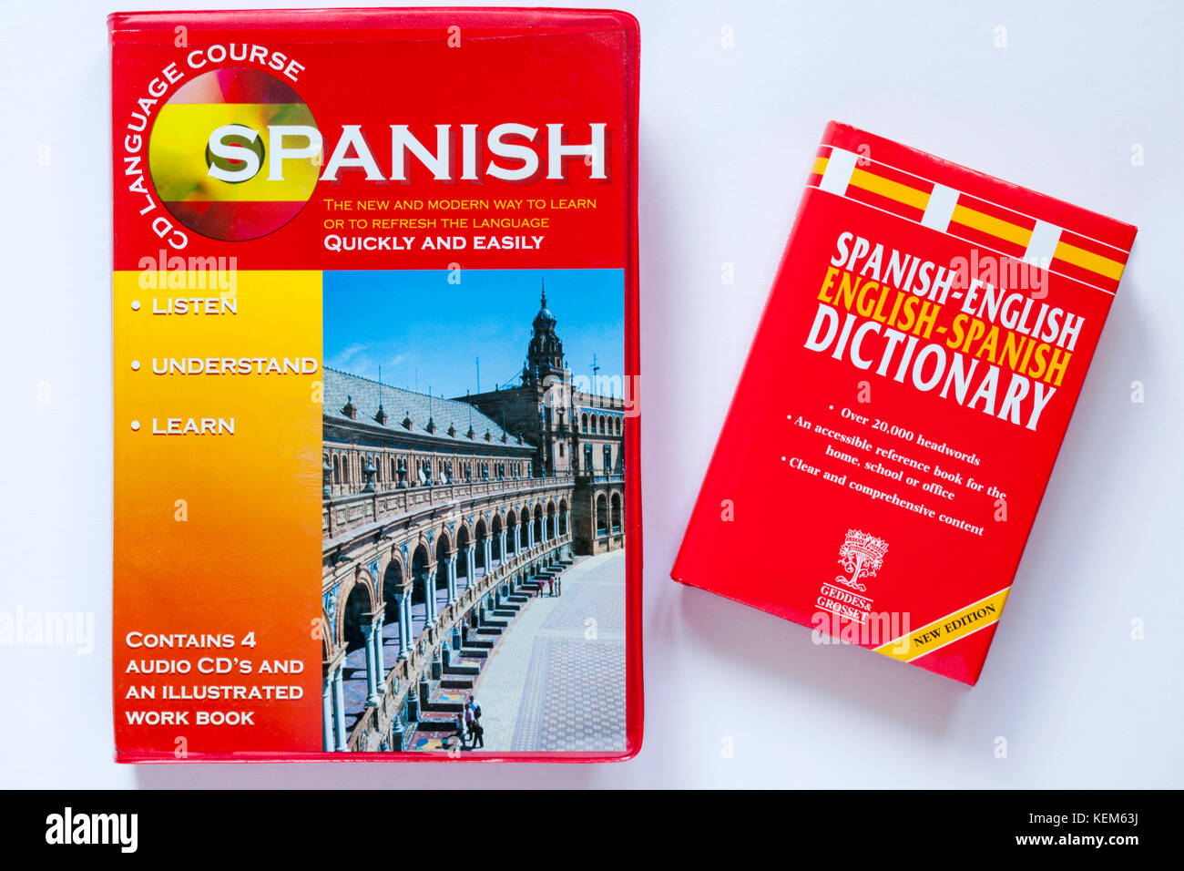Curso de lengua española de CD contiene 4 CDs de audio y un libro ilustrado con diccionario inglés español aislado sobre fondo blanco. Foto de stock