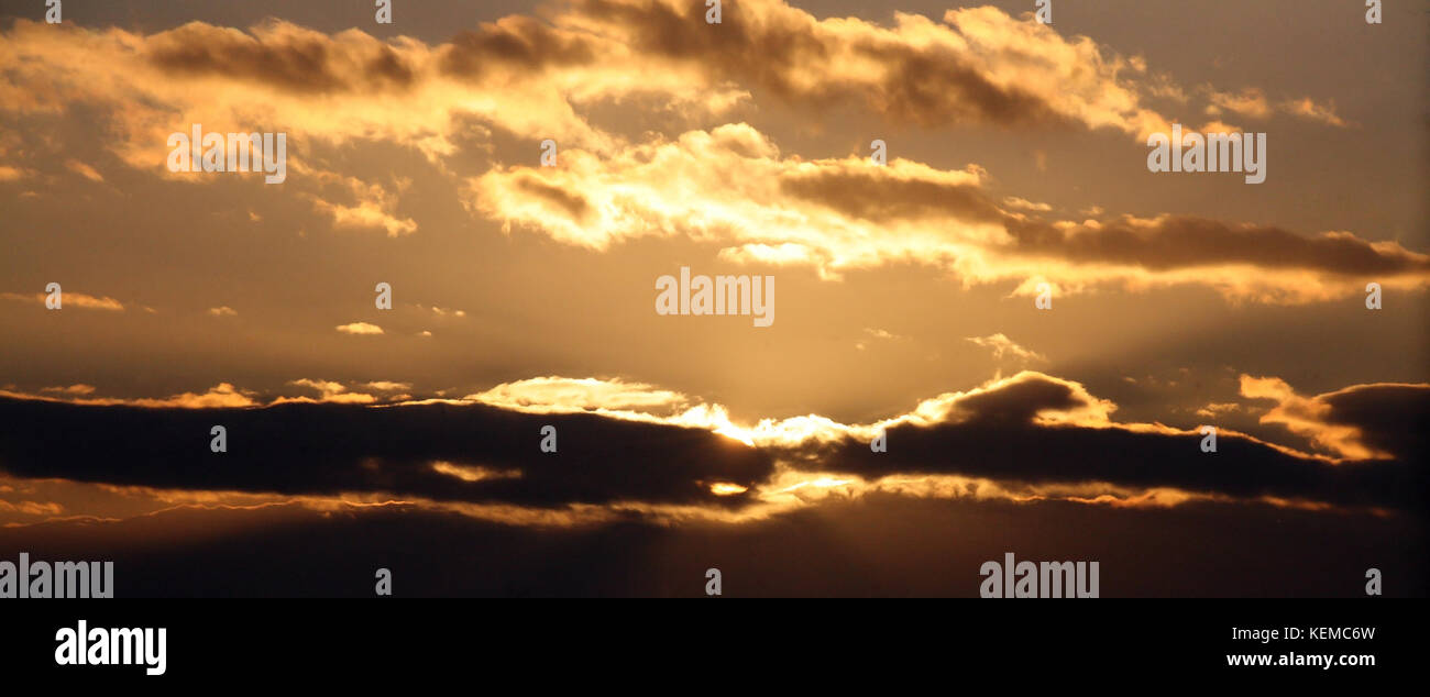 Sol detrás de las nubes fotografías e imágenes de alta resolución - Alamy