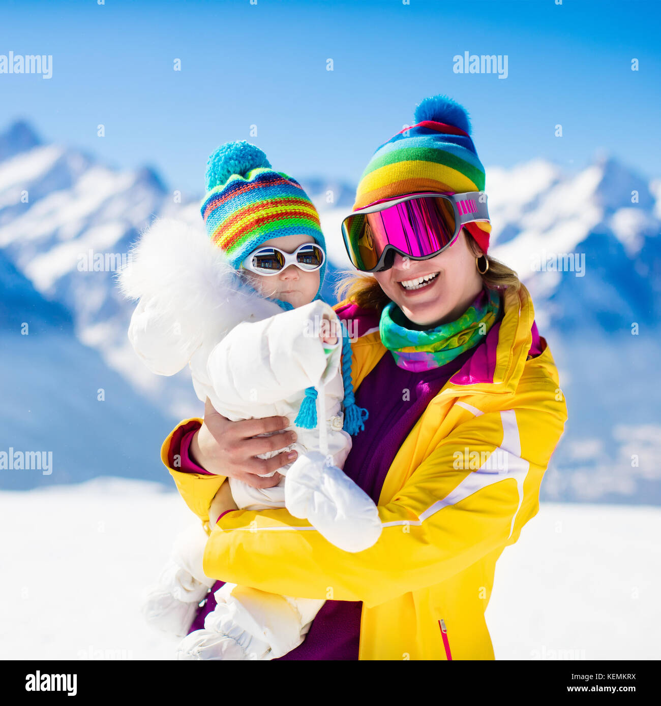 hermosa niña feliz en traje de esquí y sombrero de lana con gafas de  protección en la nieve blanca en las montañas durante el invierno  vacaciones de navidad al aire libre Fotografía de stock - Alamy