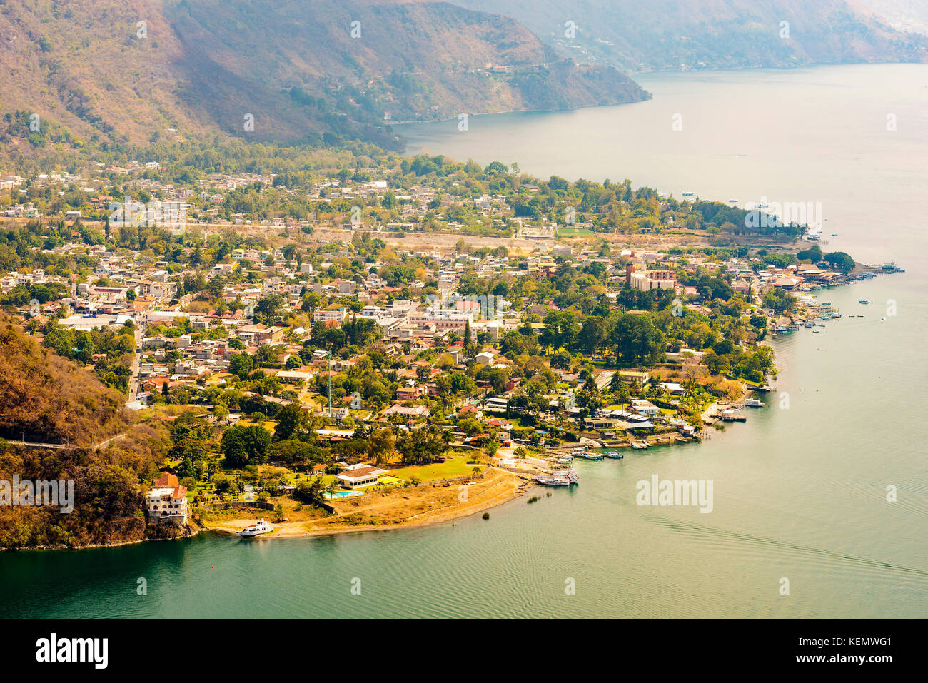 Vista aérea de Panajachel en el Lago Atitlán, Guatemala, Centroamérica