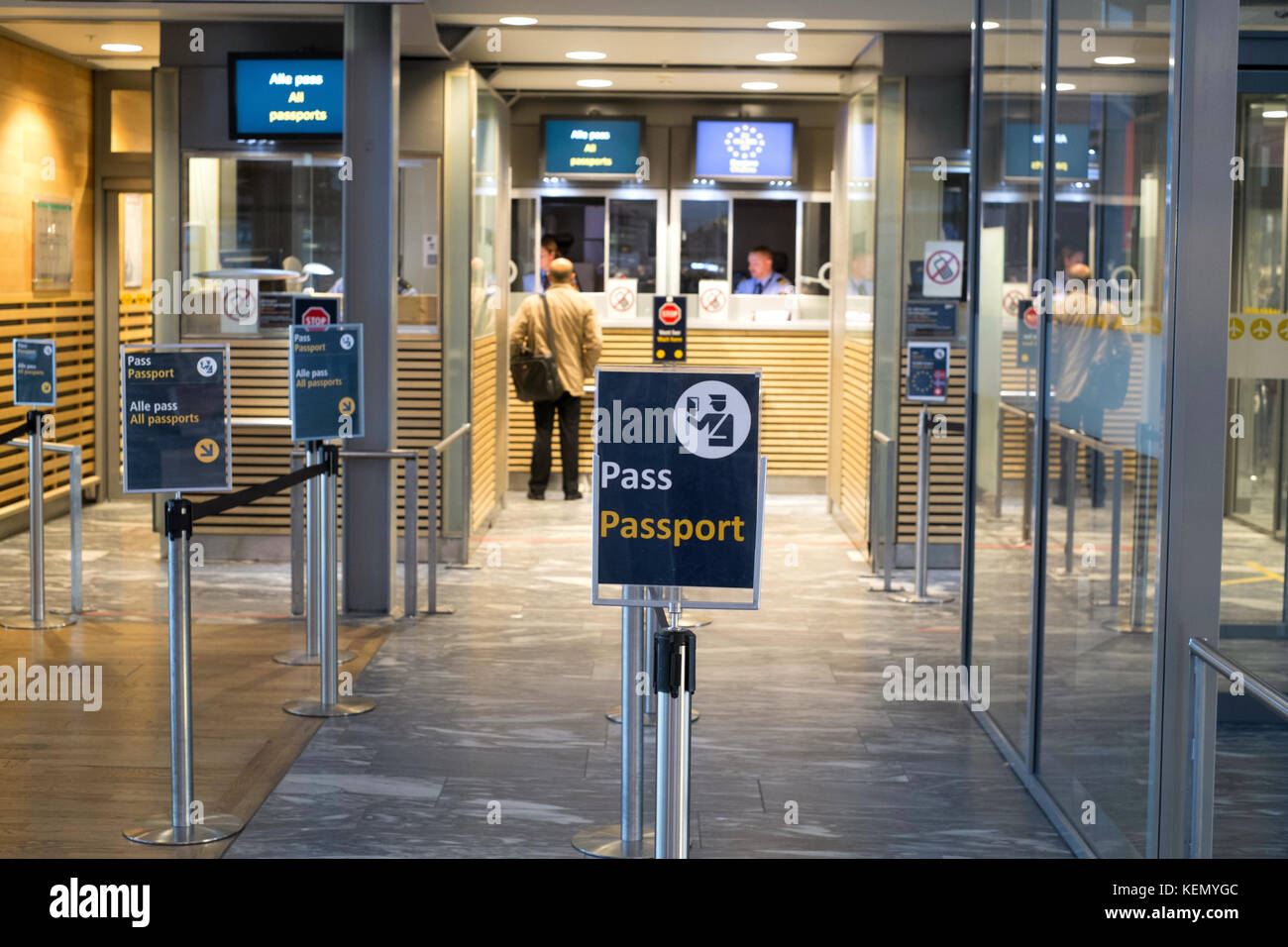 Control de frontera de Noruega para la salida de pasajeros internacionales al aeropuerto de Gardermoen noruega Foto de stock