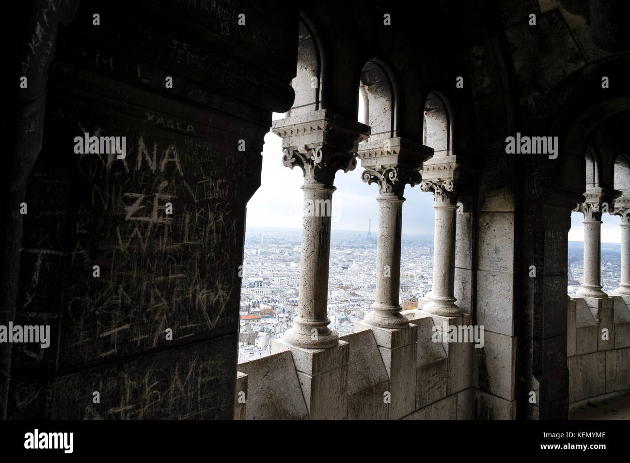 Vista desde la parte superior de la Basílica du Sacré Coeur de Montmartre, París. Con graffiti en la pared Foto de stock