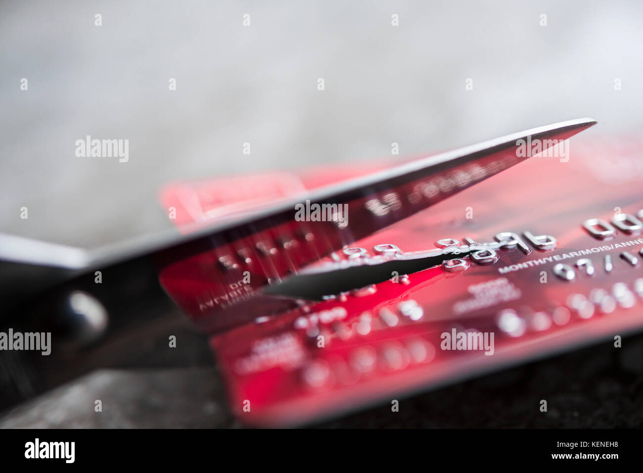 Tarjeta de crédito que se cortan con tijeras, cierre con espacio de copia Foto de stock