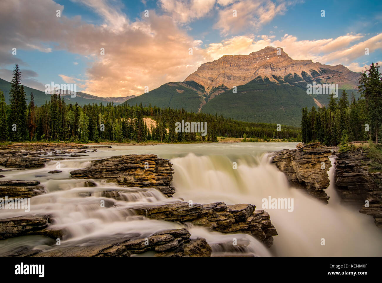 Caída de Athabasca se encuentra en el Parque Nacional de Jasper, Alberta, Canadá Foto de stock
