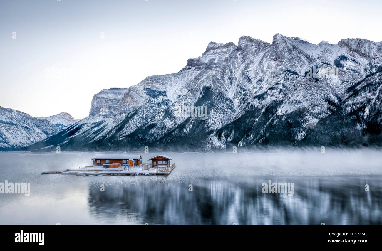 Mañana de invierno en el Lago Minnewanka localizado en el Parque Nacional Banff. Foto de stock