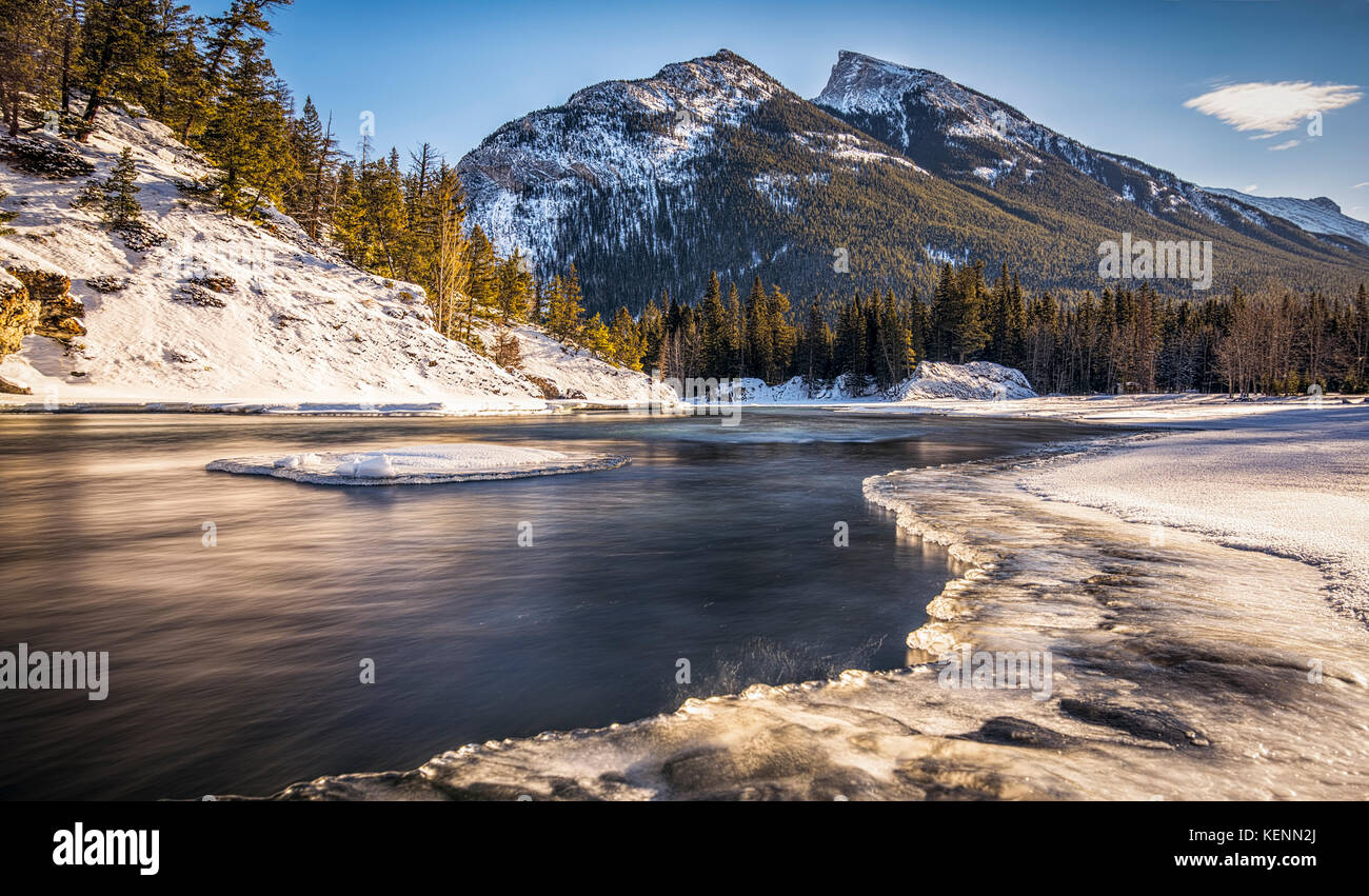 Frío invierno canadiense mañana en Bow Falls, Parque Nacional de Banff. Foto de stock