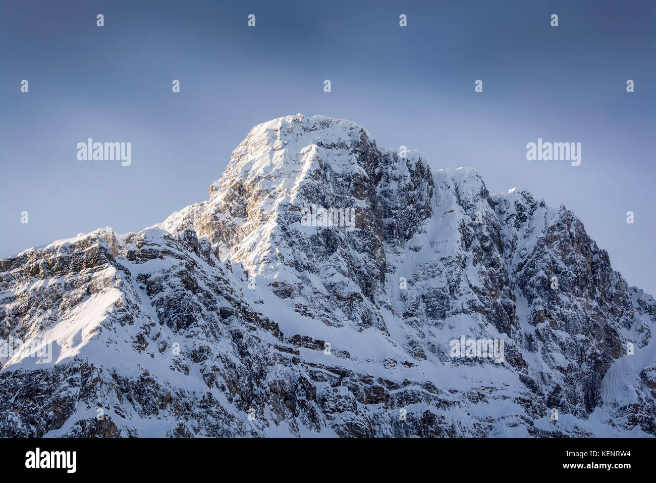 Montañas cubiertas de nieve ubicado junto a la carretera Icefields Parkway. Foto de stock