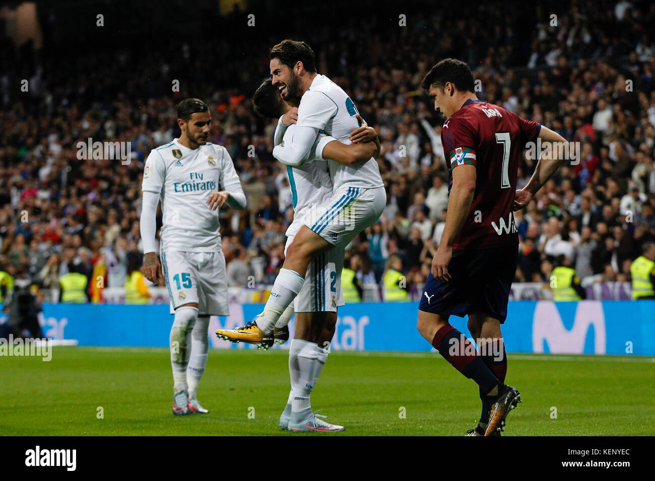 Marco Asensio (20), jugador del Real Madrid celebra el (2, 0) después de conseguir su objetivo del equipo. La Liga entre el Real Madrid vs SD Eibar en el estadio Santiago Bernabeu en Madrid, España, 22 de octubre de 2017 . Crédito: Gtres Información más Comuniación on line, S.L./Alamy Live News Foto de stock