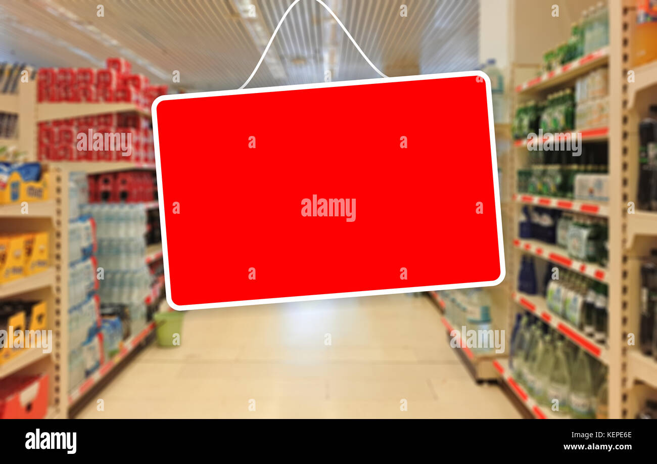Etiqueta en blanco rojo sobre un fondo difuminado supermercado Foto de stock