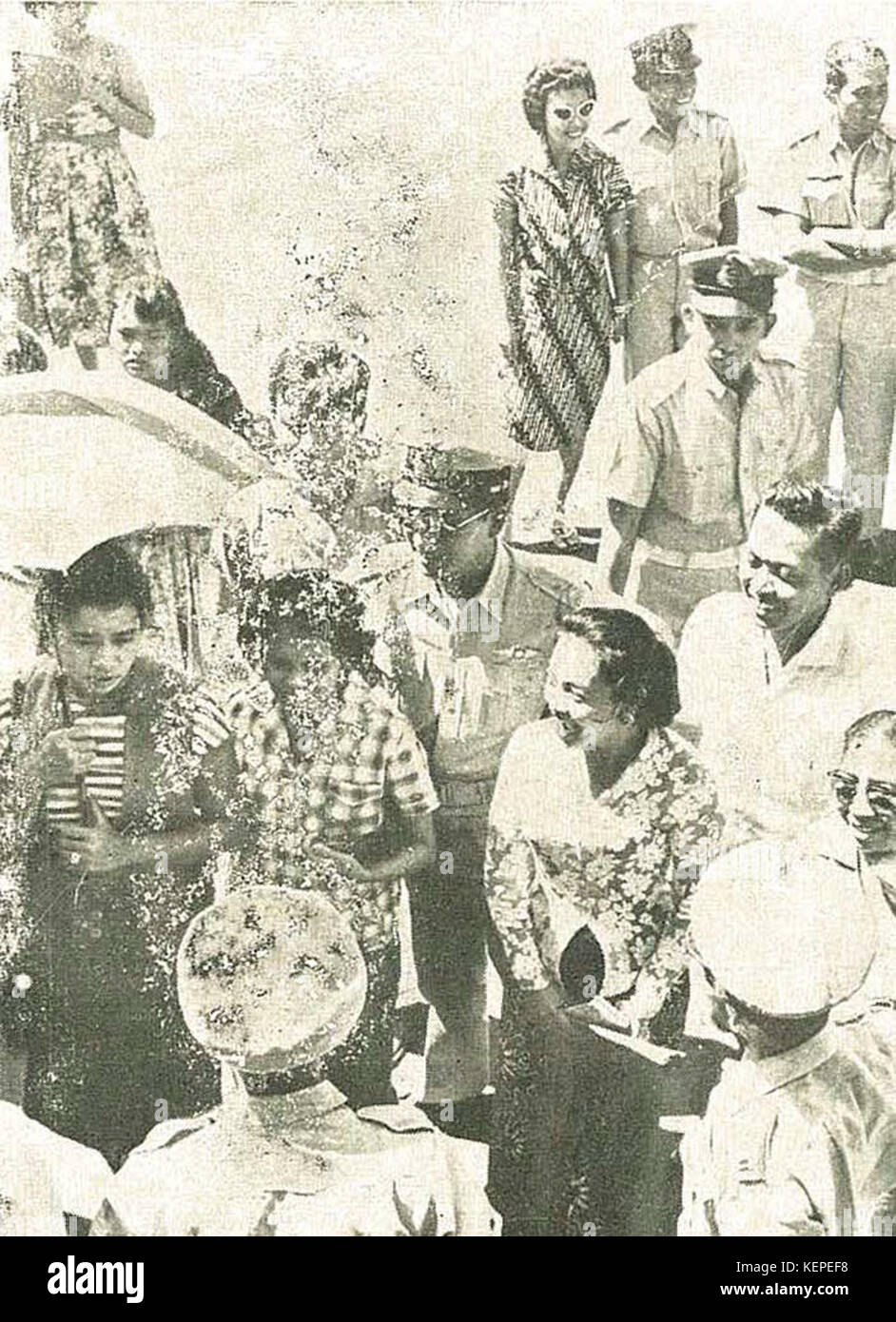 Estrellas de cine (Bebé, Arriaty Huwae, Gaby Mambo) con los marineros, Jalesveva Jayamahe, p199 Foto de stock