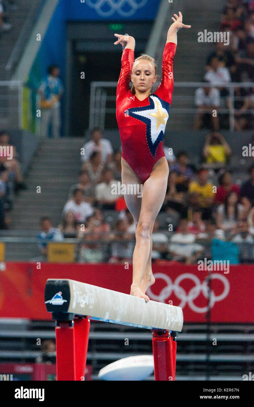Nastia liukin (USA), que compite en la viga de equilibrio en la calificación de las mujeres en los juegos olímpicos de verano de 2008, Beijing, China Foto de stock