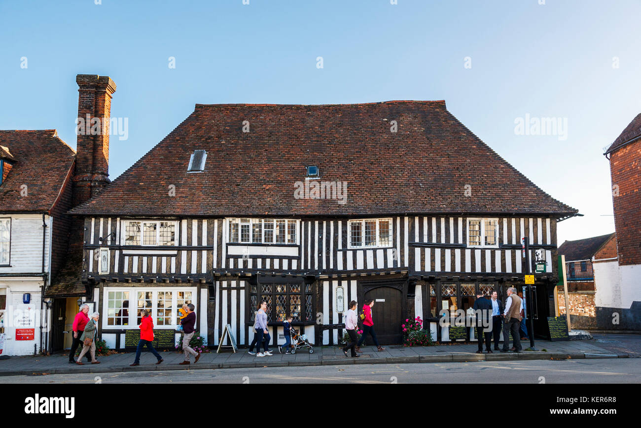 Histórico edificio de madera en blanco y negro en High Street, Tenterden, Kent, en el sudeste de Inglaterra, Reino Unido. Foto de stock