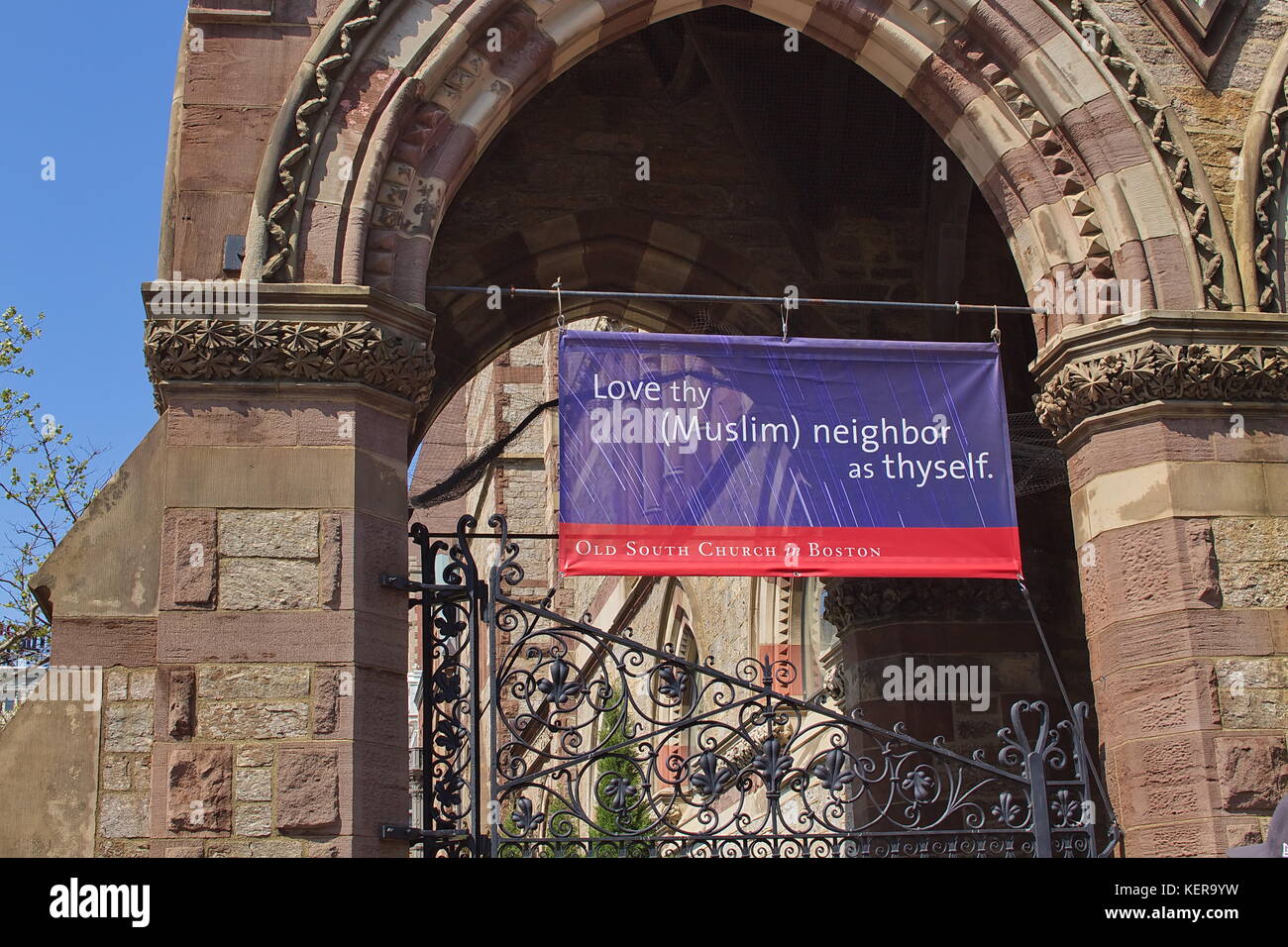 Amor que vecino musulmán de signo en la antigua iglesia del Sur en Boston. Foto de stock