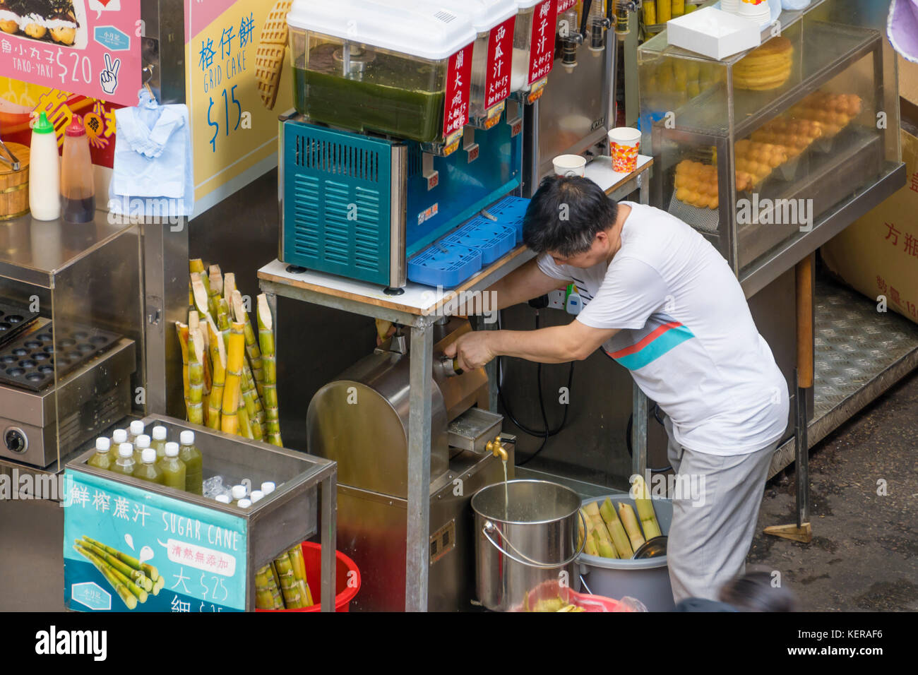 Puesto de comida en Hong Kong venden bebidas y comida en la calle Foto de stock