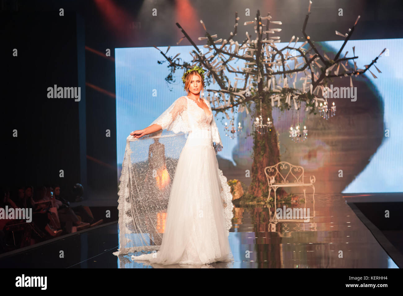 Anna Tatangelo Es El Famoso Cantante Italiano Antes De Gigi D Alessio Aloja El Todo De La Novia En El Ultramar Exposicion De Napoles Al Final Del Desfile De La Sposa Passaro Foto