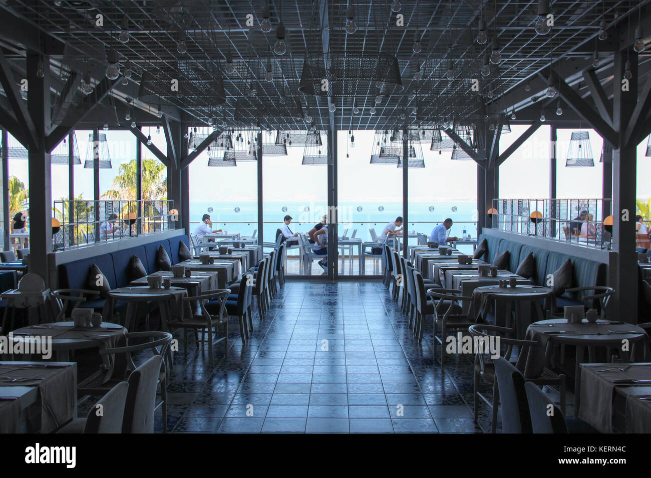 El restaurante en el hotel de cinco estrellas, Hotel Ramada Plaza, mañana, tablas vacías, vistas al mar Foto de stock