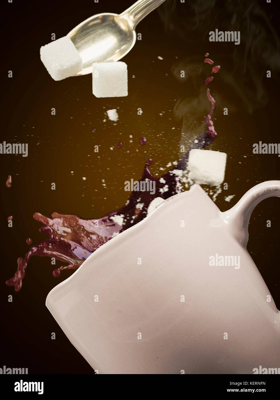 Taza de café con terrones de azúcar estallando en la copa rim Fotografía de  stock - Alamy