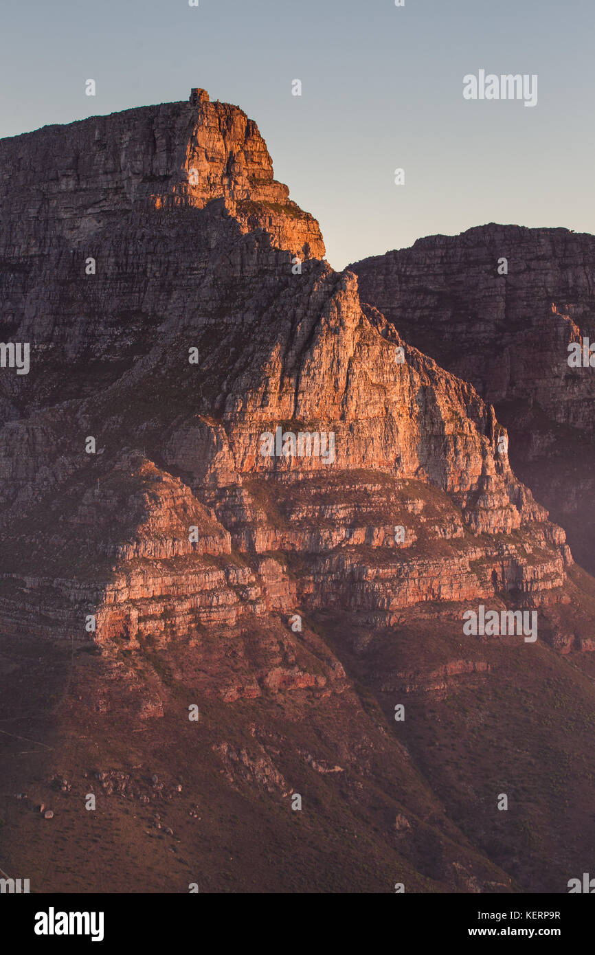 Table Mountain National Park es un popular destino de senderismo en Ciudad del Cabo e incluye la montaña de la mesa, la cabeza del león, y Devil's peak. Foto de stock