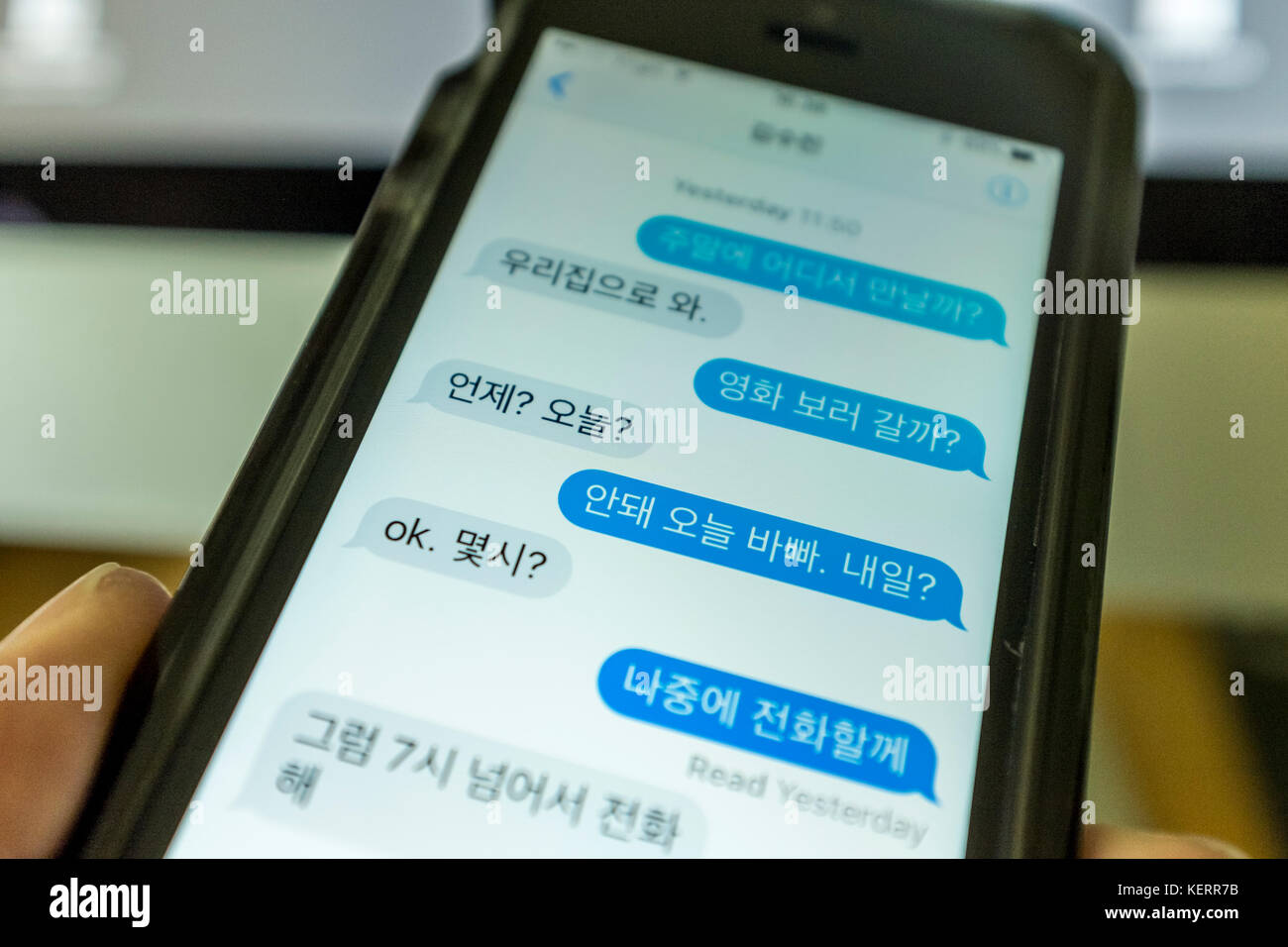 Mensajes de texto en coreano en iPhone smartphone SE Foto de stock