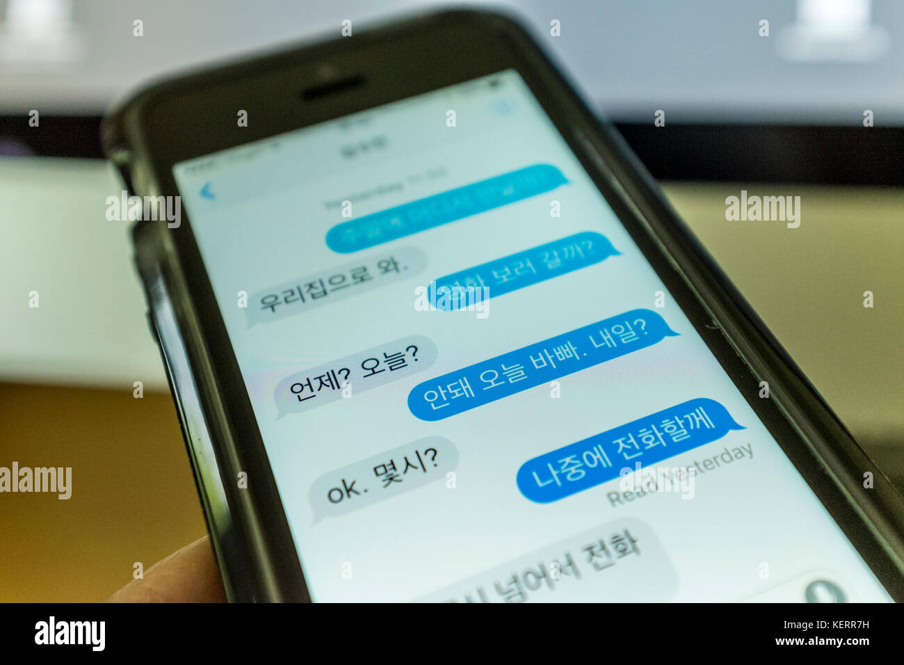 Mensajes de texto en coreano en iPhone smartphone SE Foto de stock