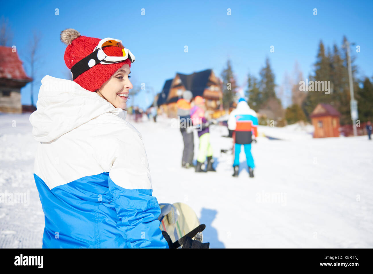 Snowboard chica caminando por la pendiente Foto de stock