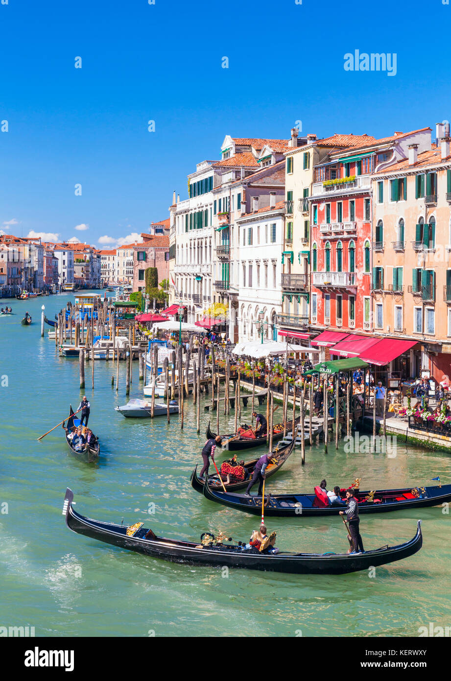 Venecia Italia Venecia gondolero remo una góndola llena de turistas en un paseo en góndola por el Gran Canal Venecia Italia ue europa Foto de stock
