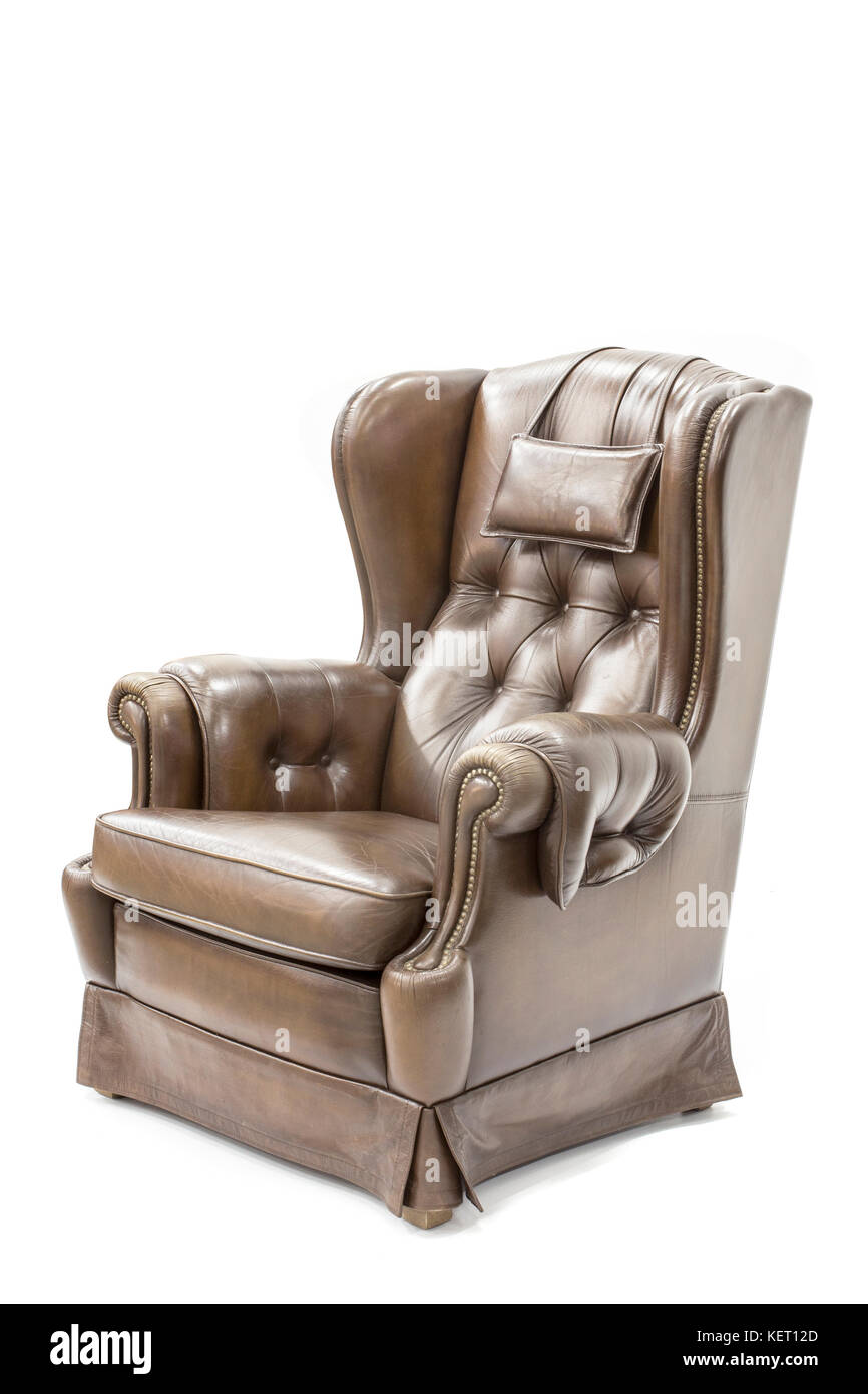Elegante silla de club de cuero marrón sobre fondo blanco. Foto de stock