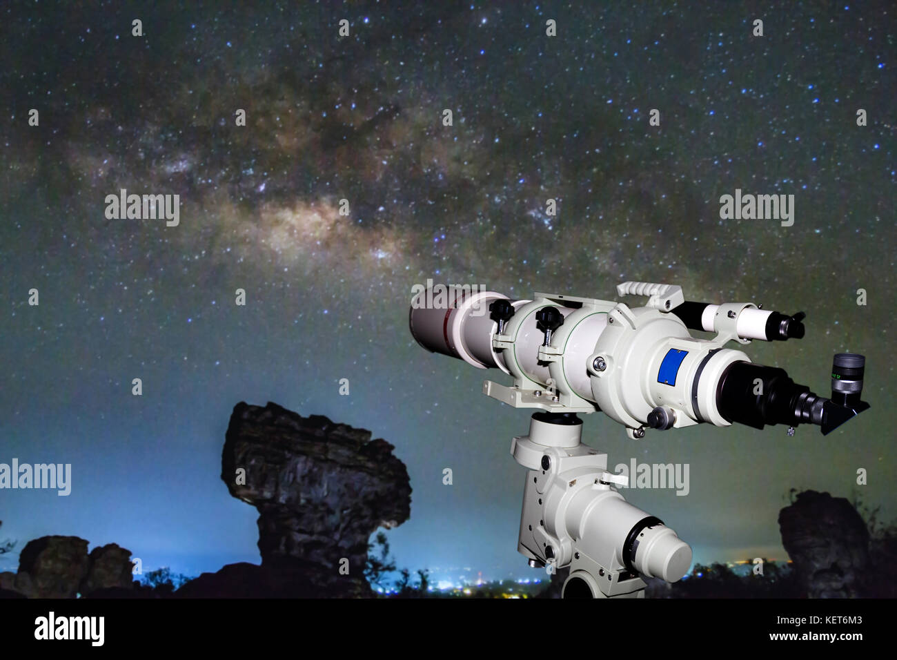Telescopio observando la galaxia de la vía láctea en la oscuridad de la  noche en Tailandia Fotografía de stock - Alamy