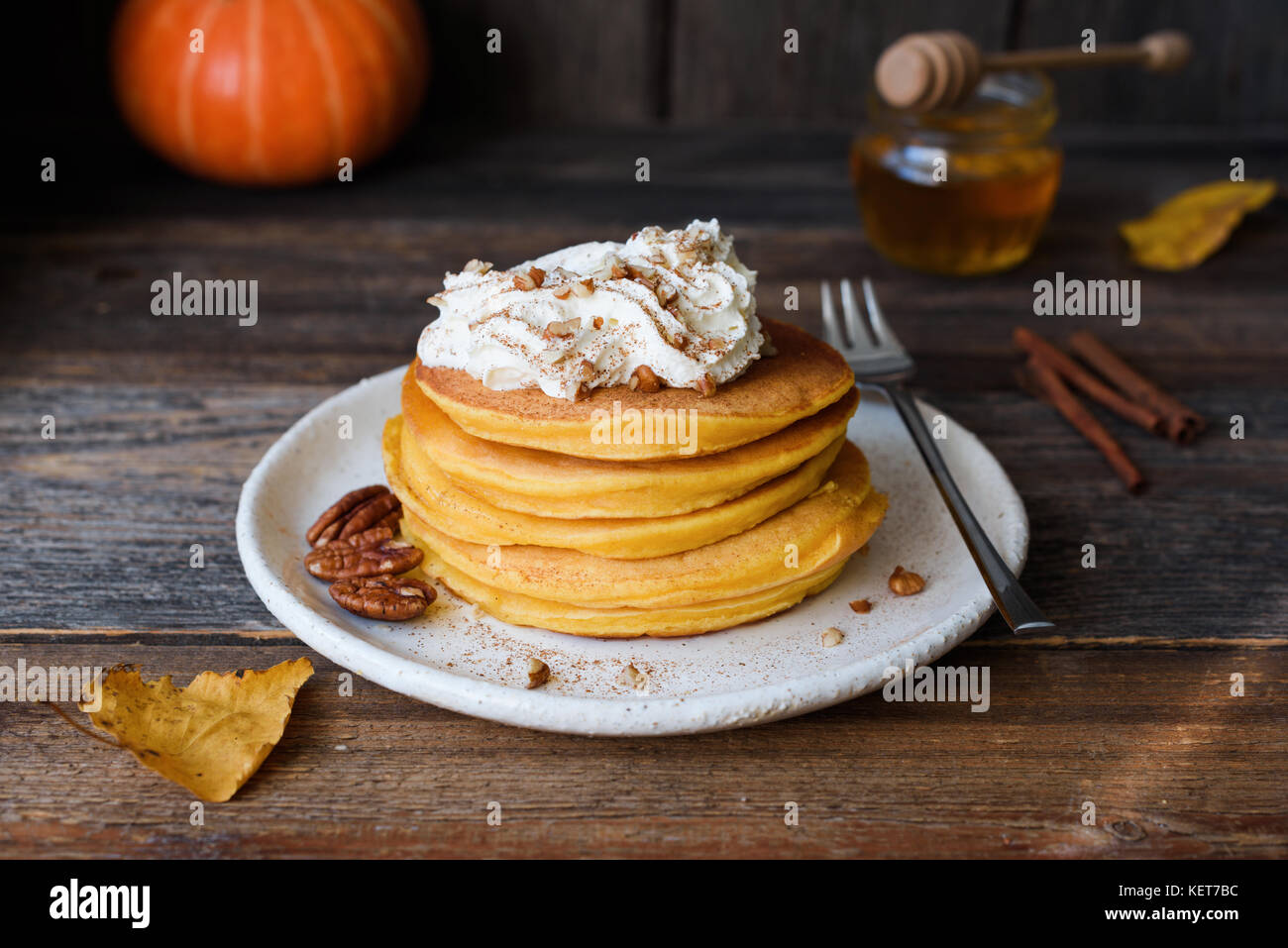 Tortitas de calabaza con crema batida y canela sobre mesa de madera  antigua. otoño comida cómoda, desayuno comida Fotografía de stock - Alamy