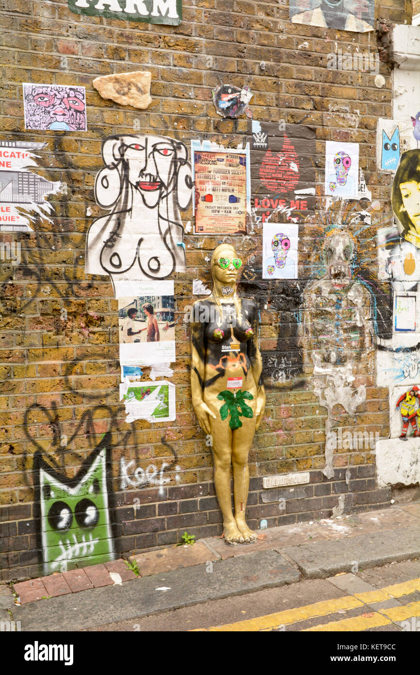 Multitud de obras de arte de la calle en la pared en el cruce de la calle Buxton y Brick Lane en Londres, Inglaterra Foto de stock