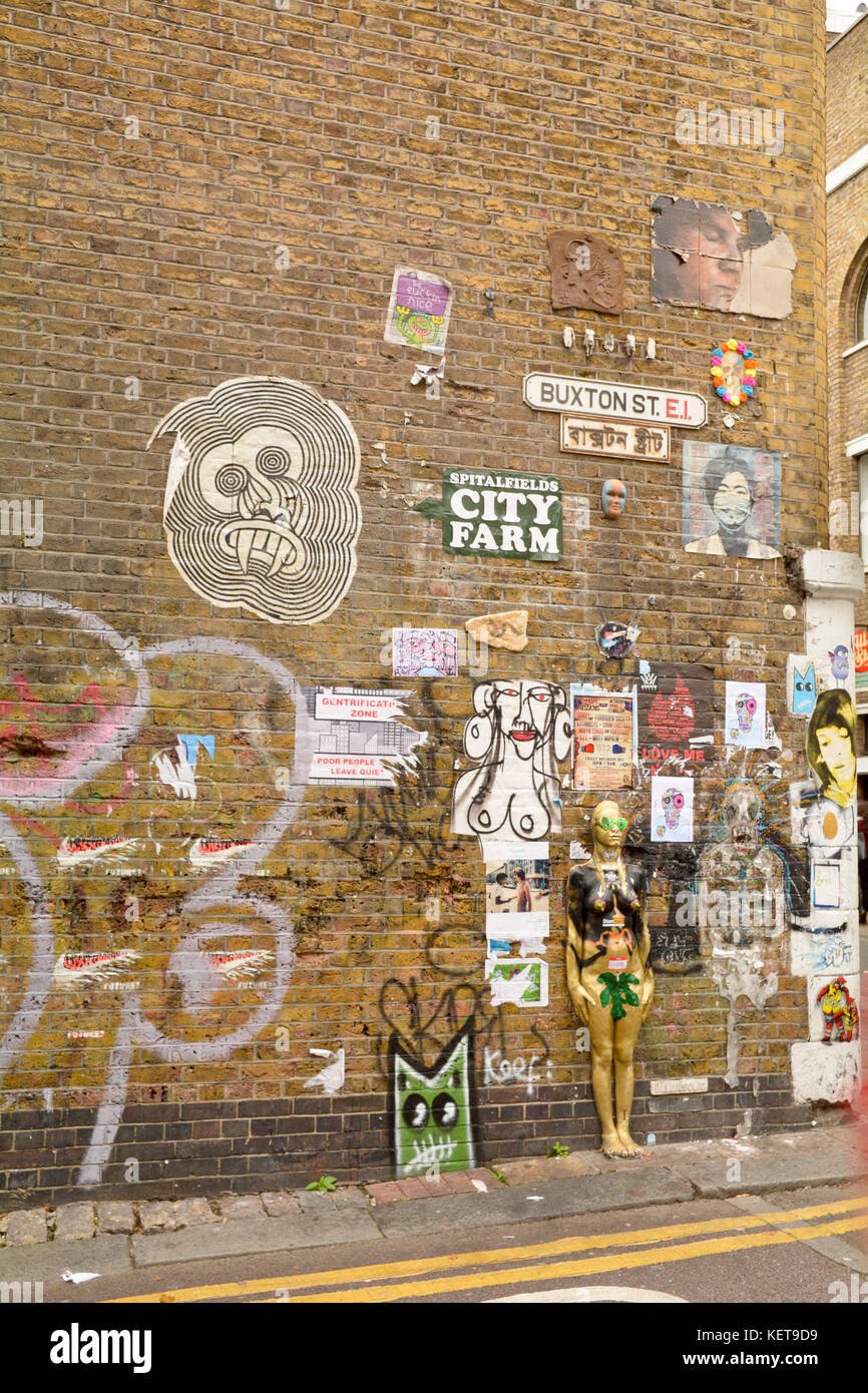 Multitud de obras de arte de la calle en la pared en el cruce de la calle Buxton y Brick Lane en Londres, Inglaterra Foto de stock