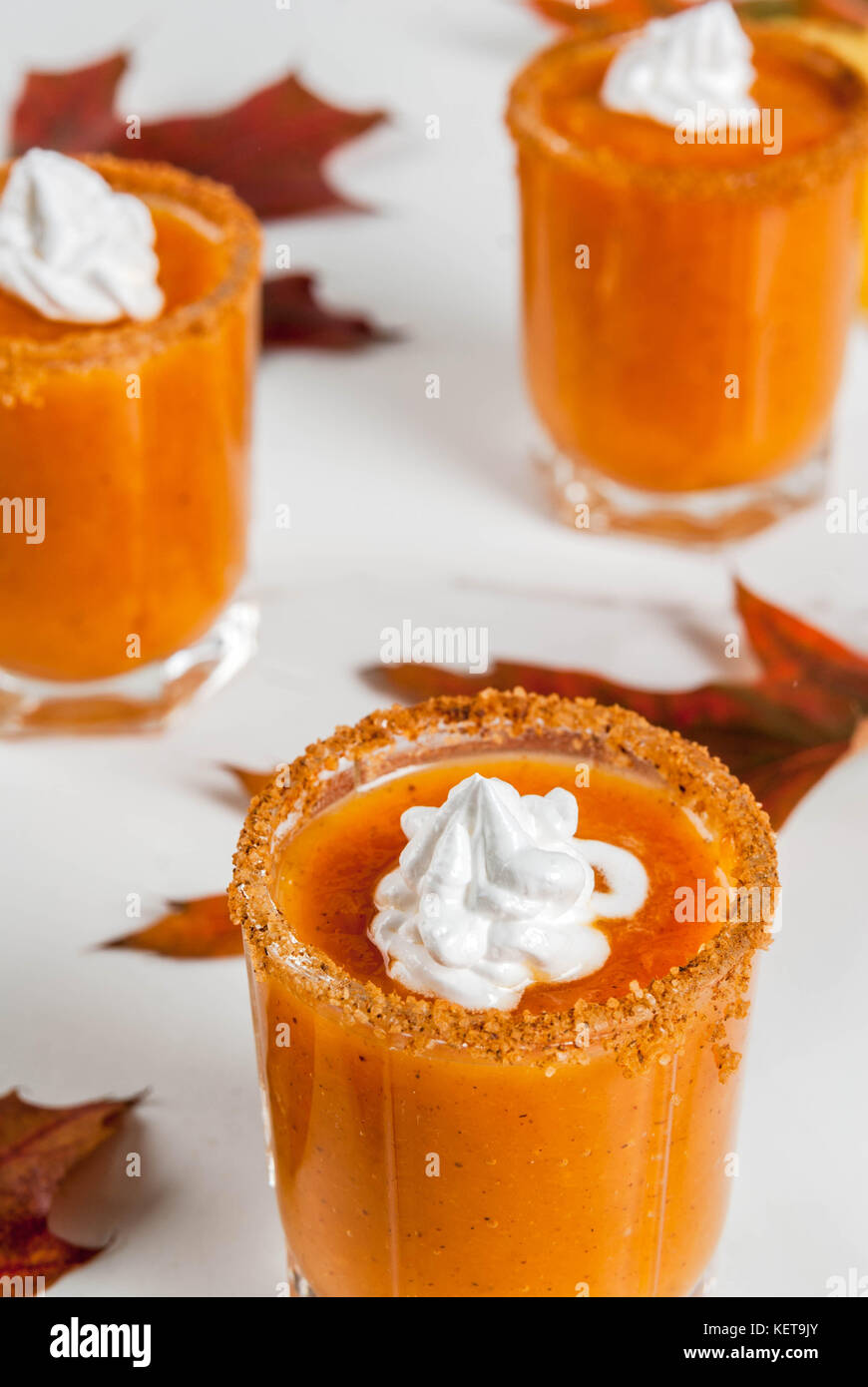 Otoño de bebida. ideas y recetas para Halloween, thanksgivings. alcohol  pastel de calabaza de cócteles de vodka sobre la mesa de mármol blanco de  disparos con hojas caer, copia sp Fotografía de