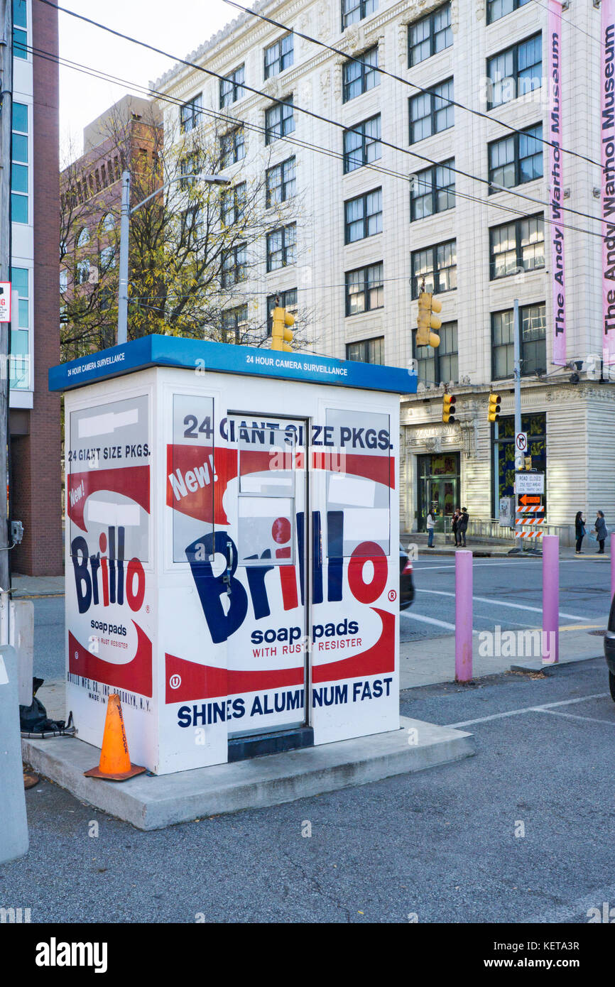 La cabina del operador del estacionamiento adyacente al Museo Andy Warhol, en la orilla norte de Pittsburgh, Pennsylvania. Foto de stock