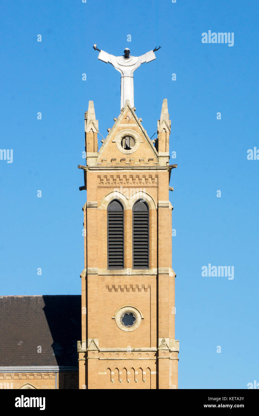 Una estatua de Jesús en la parte superior de la San Benito del páramo Iglesia en Pittsburgh, que replica la estatua del Cristo Redentor en Brasil Fotografía de stock - Alamy Una estatua de Jesús en la parte superior de la San Benito del páramo Iglesia en Pittsburgh, que replica la estatua del Cristo Redentor en Brasil Fotografía de stock - Alamy