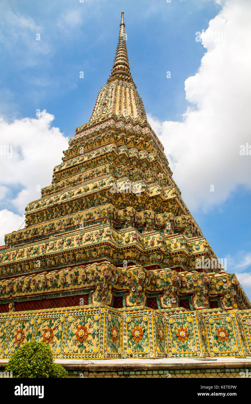Uno de los cuatro grandes stupas en el Wat Pho, en Bangkok, Tailandia Foto de stock