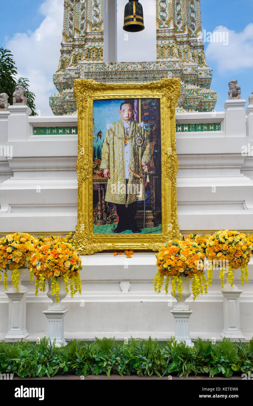 Santuario de Wat Pho al difunto Rey de Tailandia Bhumibol Adulyadej Rama IX (1927-2016) antes de su cremación en octubre de 2017, Bangkok, Tailandia Foto de stock
